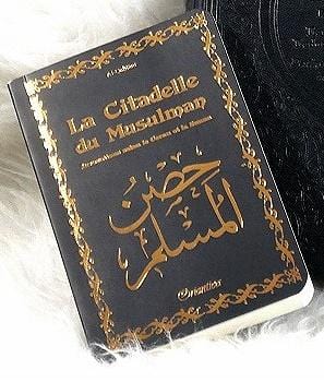 La Citadelle du Musulman - Couverture noire dorée (français/arabe/phonétique) Orientica Livre > Islam > Invocations (Dou'as) > Citadelle du Musulman 9782356351616 Librairie Musulmane Al-imen