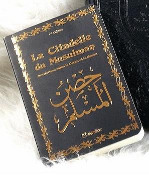 La Citadelle du Musulman - Couverture noire dorée (français/arabe/phonétique) disponible chez Al - imen