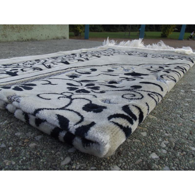 tapis-de-priere-en-velours-motifs-jardin-fond-sable-couleur-bleu-nuit